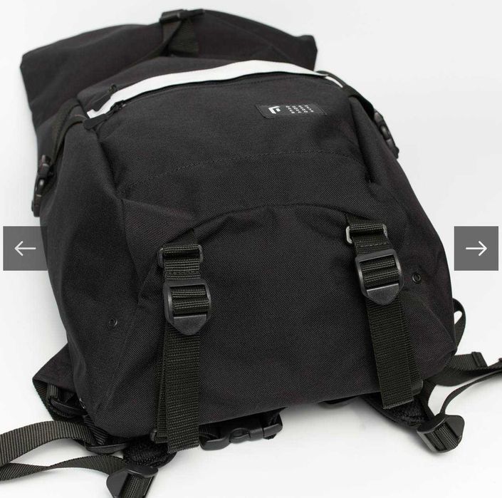 Mochila preta com detalhe refletor