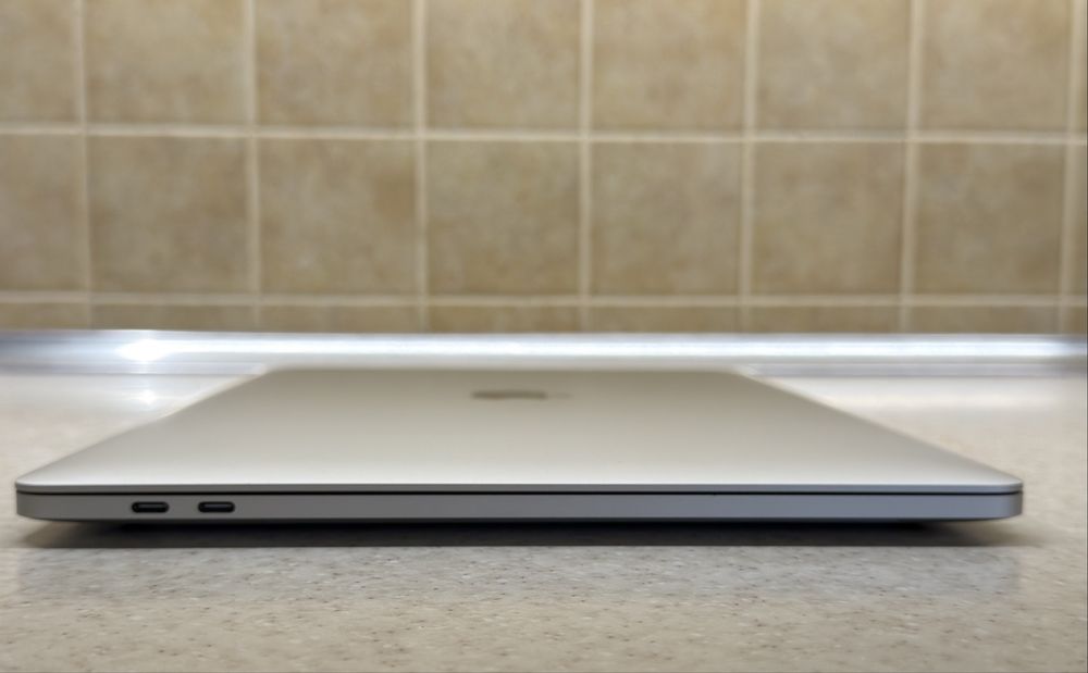 Срочная продажа MacBook Pro 15 2019 в отличном состоянии
