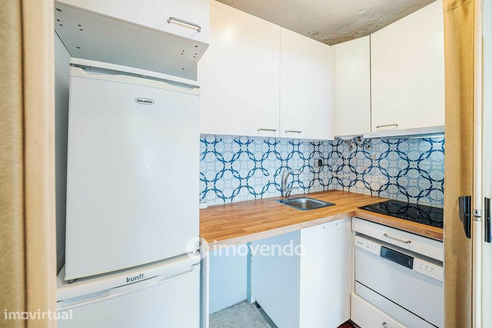 Apartamento T1 junto à praia, com estacionamento, Costa da Caparica