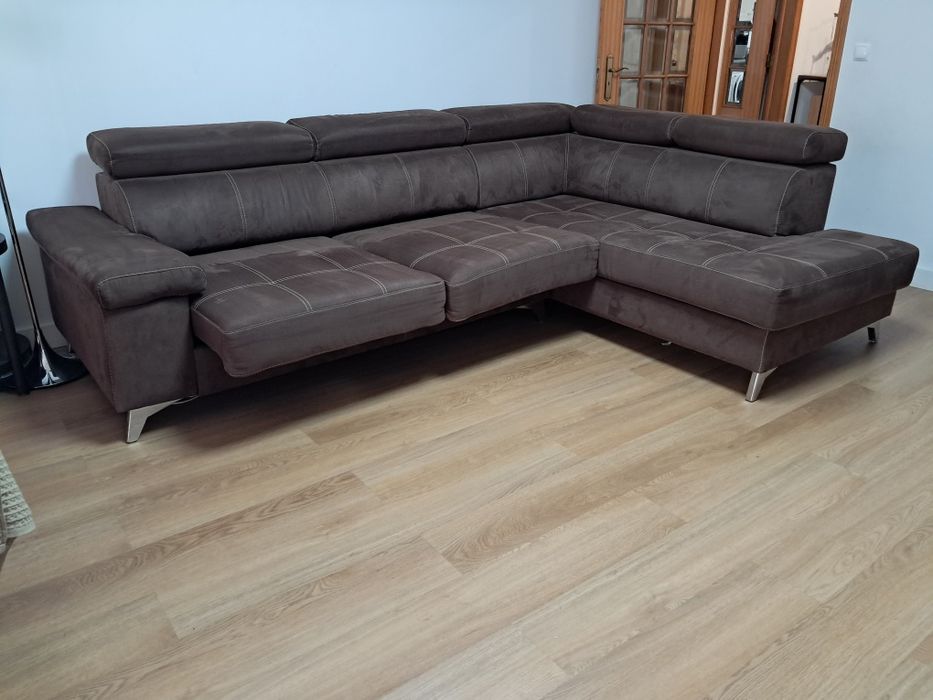 Sofá Castanho com prospontos em bege com 3 almofadas