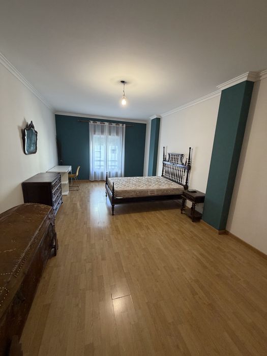 Aluga-se quarto