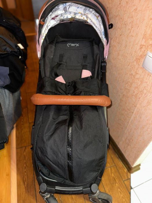 Коляска для дівчинки