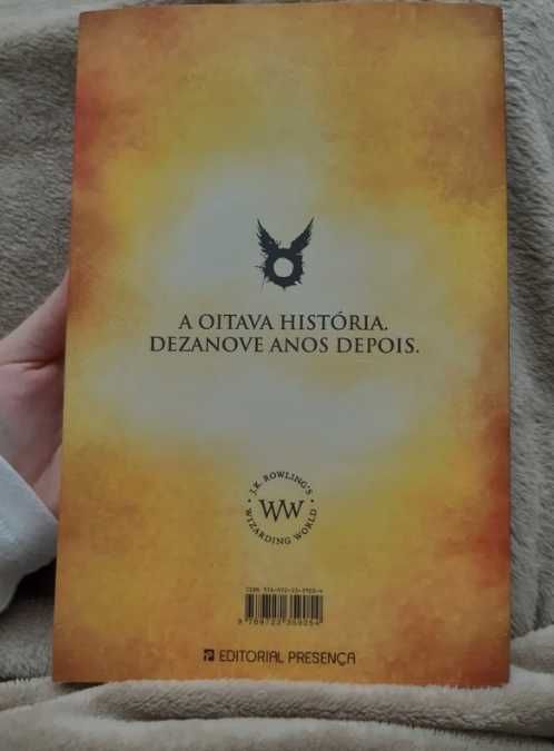 Livro Harry Potter e a criança almadiçoada (partes um e dois)