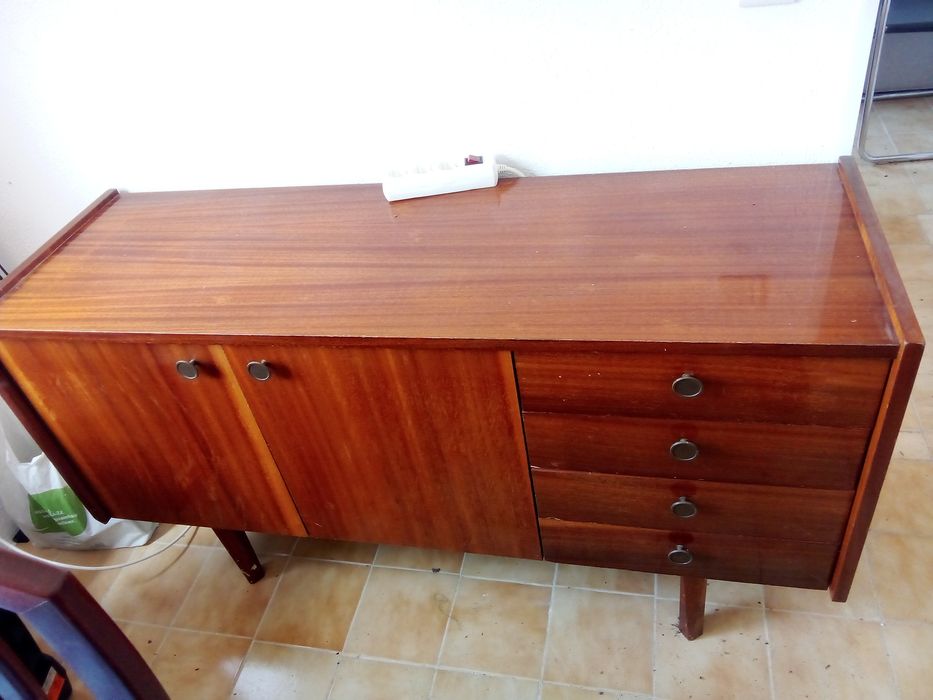 Moveis de casa de jantar envernizado com cadeiras, mesa extensível. Vendo urgente para desocupar.