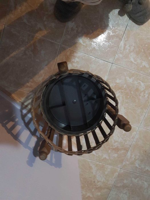 Caixa de Costura com 3 pernas em Vime anos 70