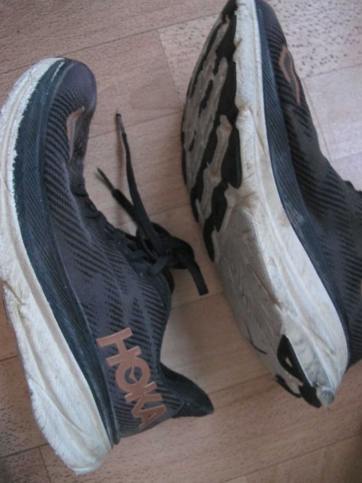 HOKA 42го і 38 розміру