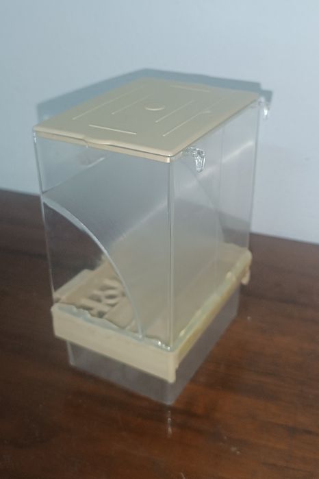 Comedouro automático para periquitos australianos