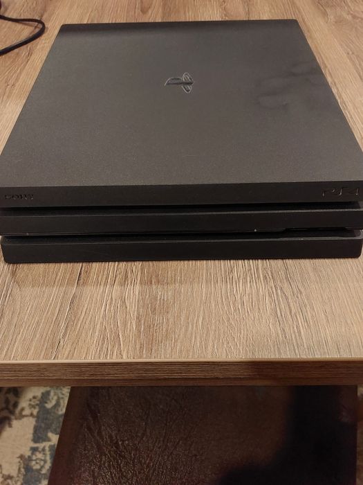 PlayStation 4 Pro 1TB + 2 Comandos DualShock – Excelente estado