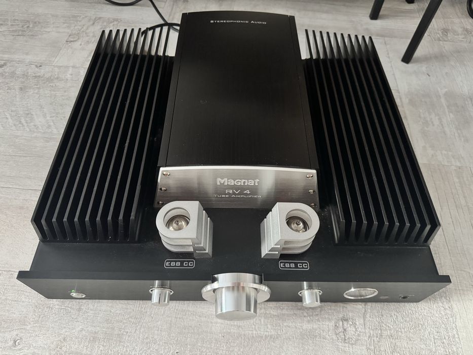 Magnat RV4 Wzmacniacz zintegrowany hybrydowy Hi-end 110W