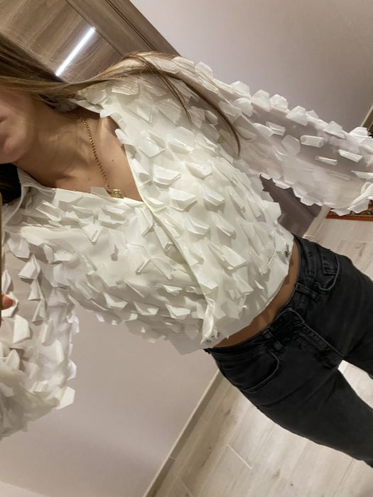 Блузка молочного кольору на святкові події