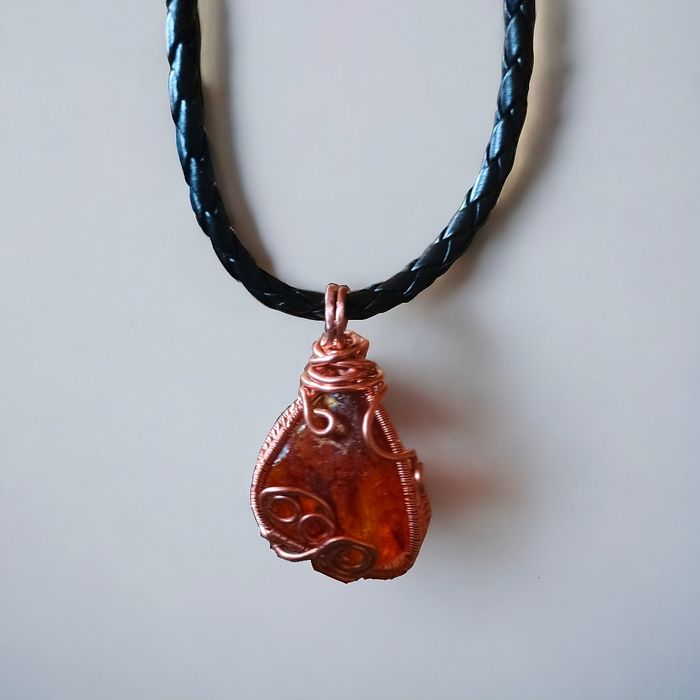 Duży wisior z surowego bursztynu i miedzi na rzemieniu
