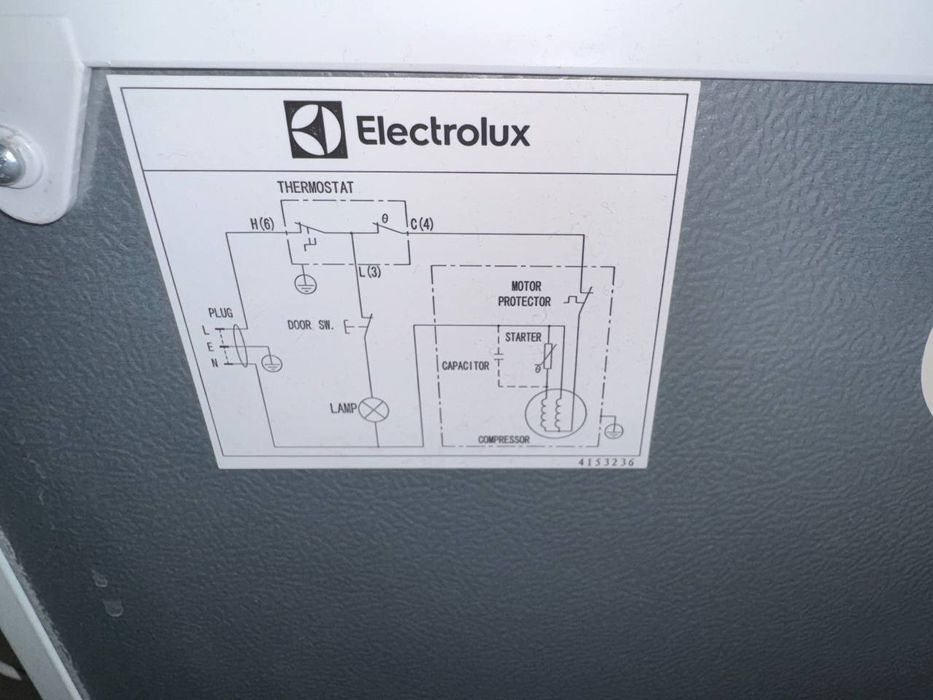 Sprzedam kompaktową i niezawodną lodówkę Electrolux LXB1AE13W0 (biała)