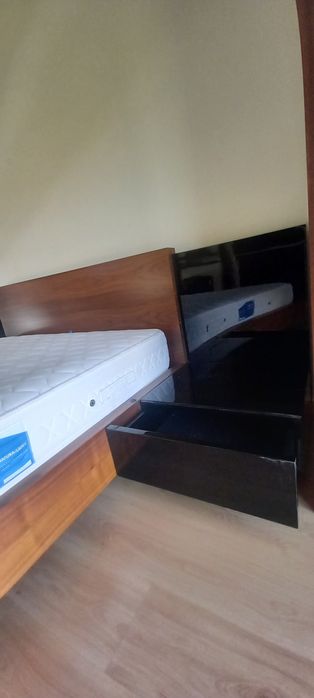 Cama, estrado e colchão.