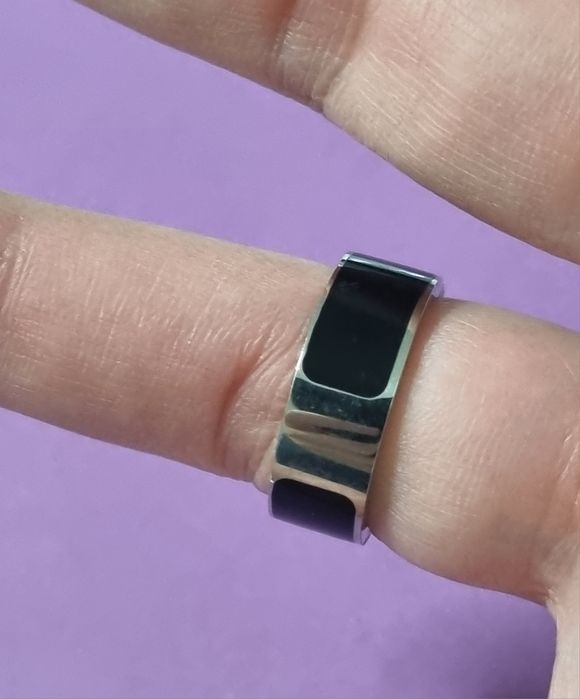 Anel preto e prateado, em aço inoxidável, com letra "H". T17