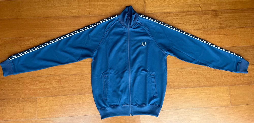 Casaco da Fred Perry com fita nas mangas - Unisexo - Tamanho S - Azul