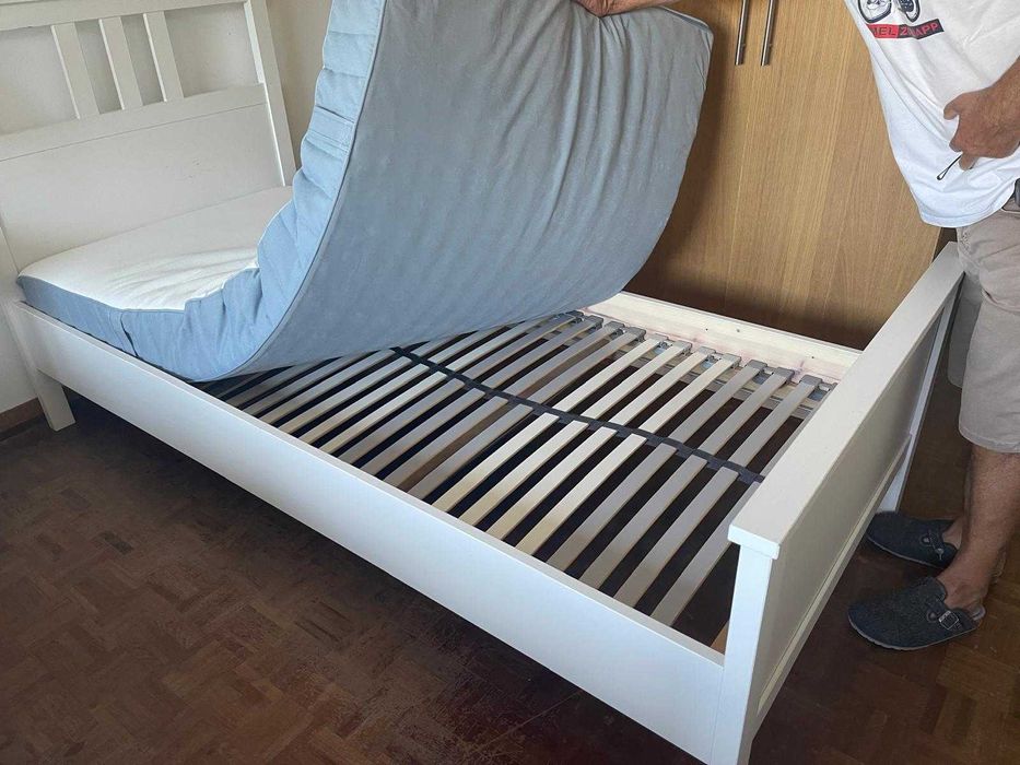 Cama, estrado, colchão e mesa de cabeceira HEMNES IKEA