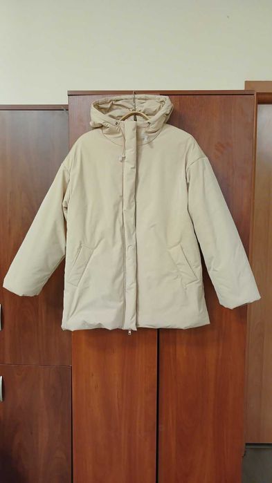 Женская зимняя куртка-пуховик с поясом бежевого цвета