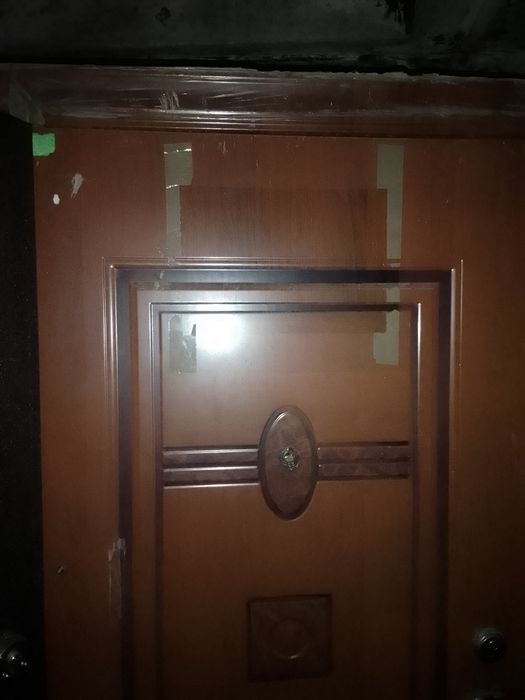 Дверь входная, металлическая.