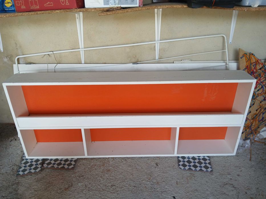 Estante para parede de madeira pintada