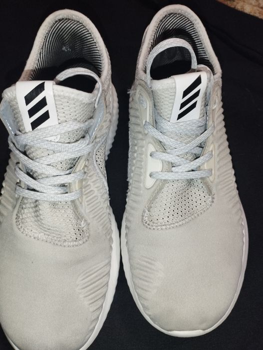 Продам Adidas кроссовки