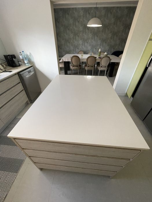 Ilha com movel de gavetas