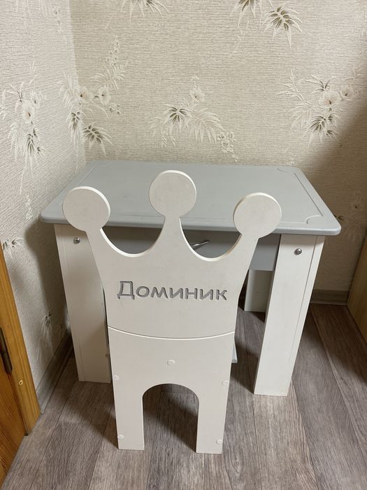 Стол и стул деревянные дестский