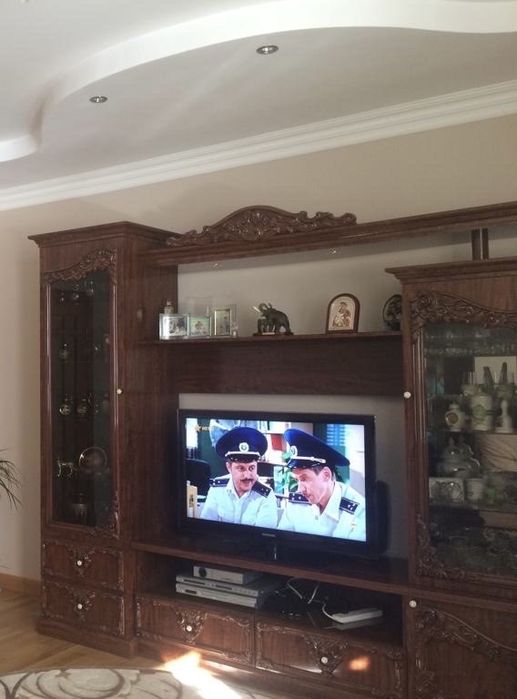 Стінка в зал в класичному стилі