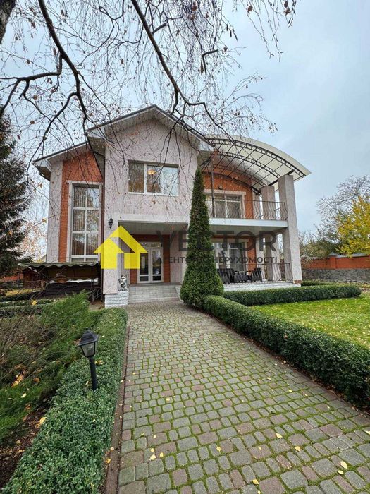 Двоповерховий будинок у місті з гаражем та підвалом!