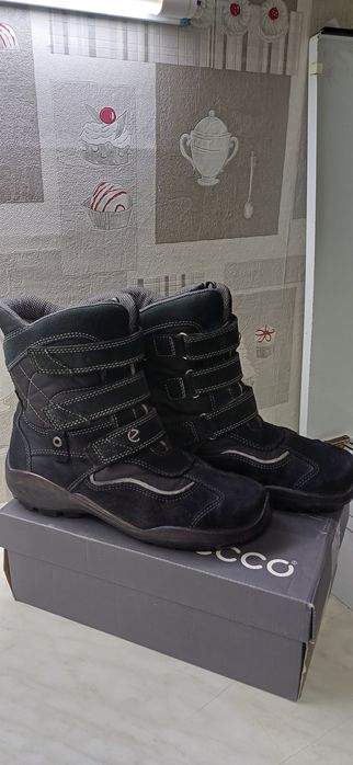 Продам женские кроссовки Ecco