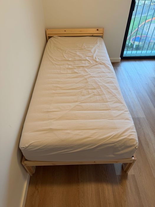 Cama solteiro Neiden IKEA, com estrado