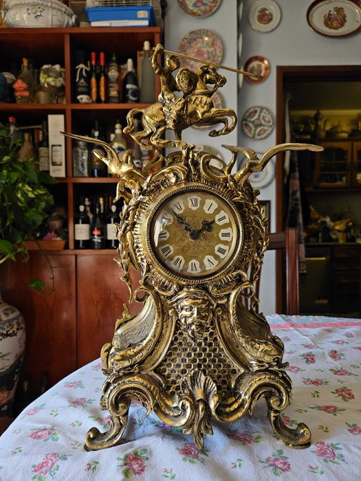 Relógio antigo em latão