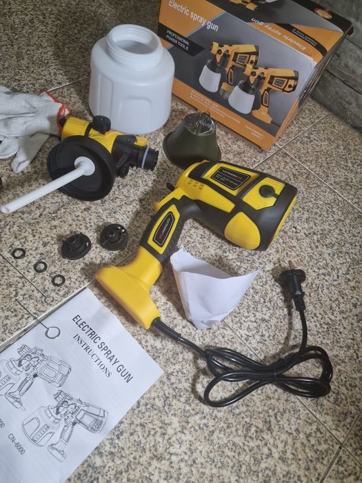 pistola de pintura elétrica HVLP amarela, com potência que varia entre 650W e 850W.