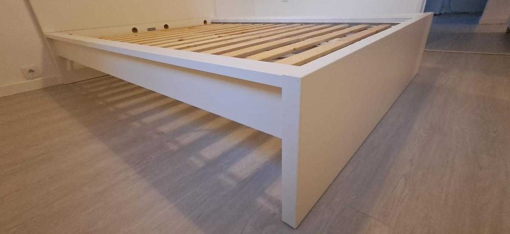 Estrutura de cama branca