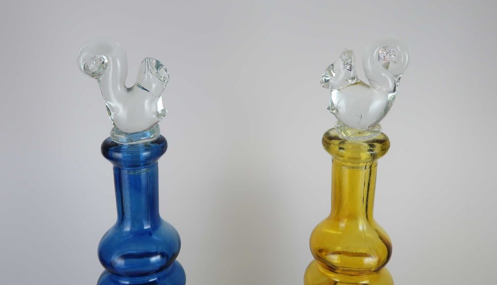 2 garrafas vintage em vidro gomado