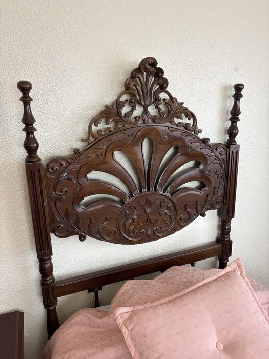 Cama em madeira maciça trabalhada, estilo retro/vintage, com mesa de cabeceira incluída