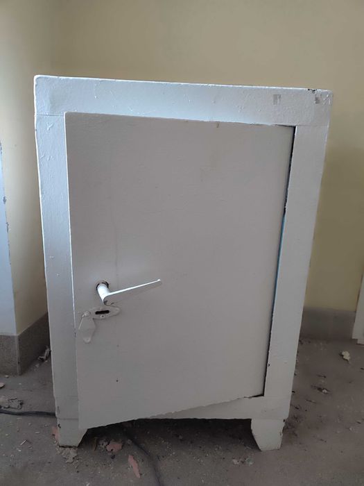 Продам огнеупорный металлический сейф б/у.