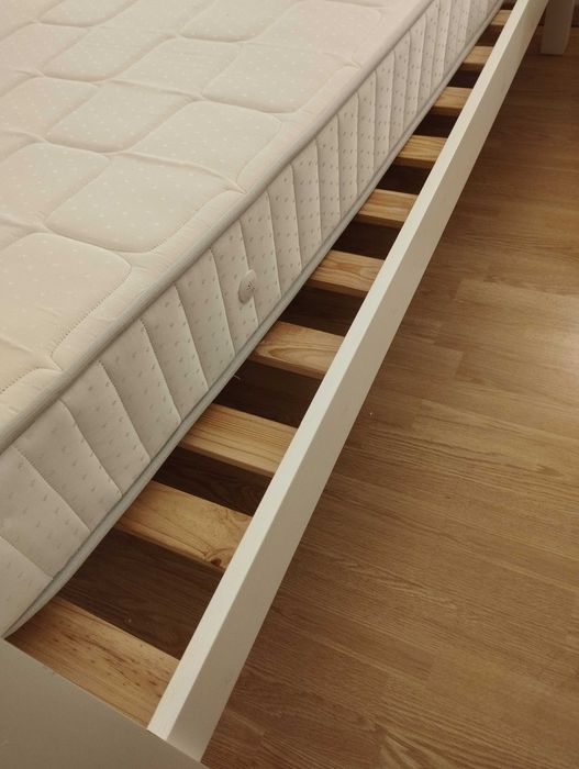 Cama de madeira com colchão