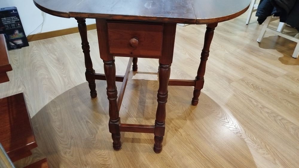 Mesa de madeira cor mogno
