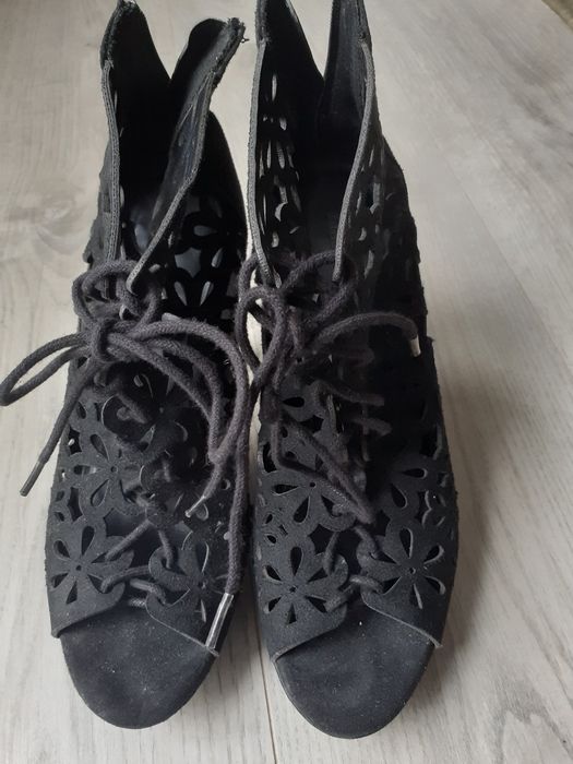 Czarne damskie botki sznurowane, na szpilce