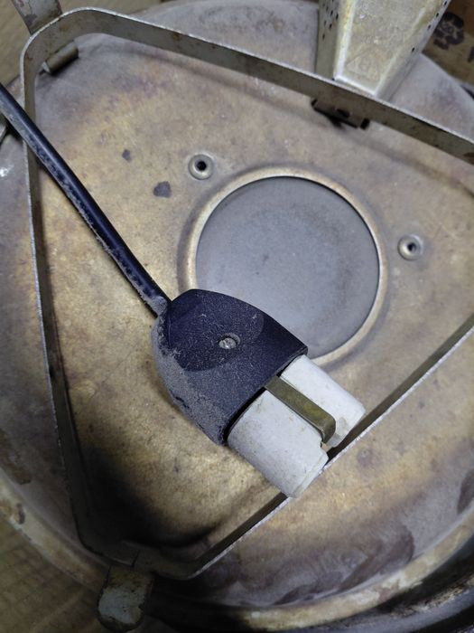 Okrągły prodiż z podkładka metalowa i kablem