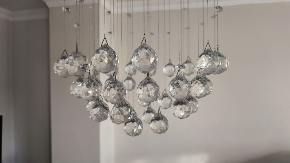 Candeeiro de teto com  bolas cristal
