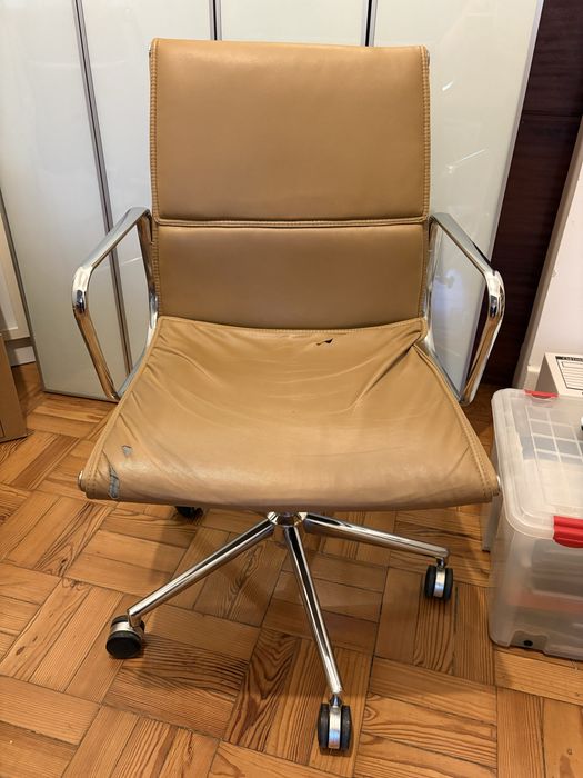 Cadeira de Escritório com rodas, Estilo Eames Soft Pad – Camel / Cromado