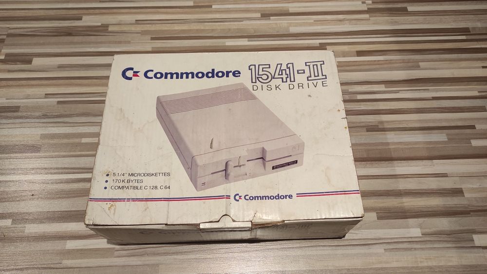 Stacja dyskietek Commodore 1541 II w Kartonie