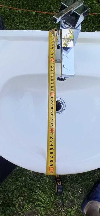 Umywalka, zlew łazienkowy biały komplet z baterią oraz syfonem.