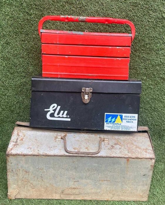 Caixas de ferramenta antigas em metal