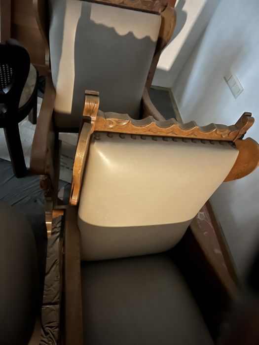 Антикварні деревяні крісла