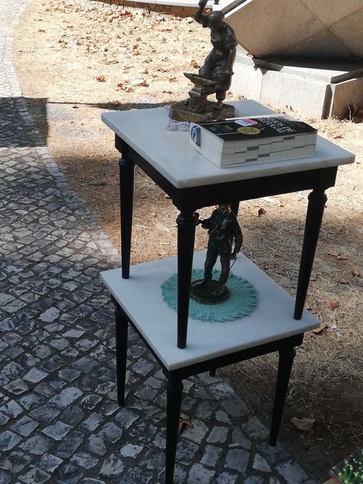Duas mesinhas com pedra mármore.