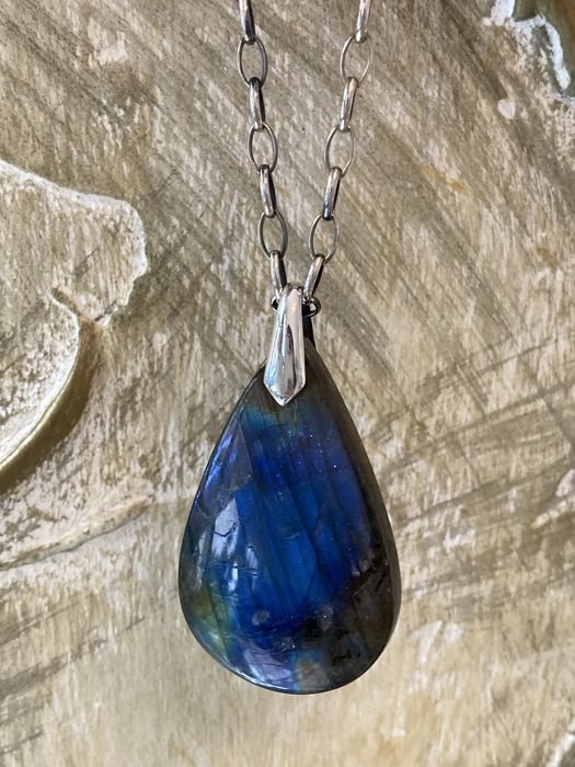 Wisiorek z labradorytem na wyprofilowanej zawieszce srebrnej