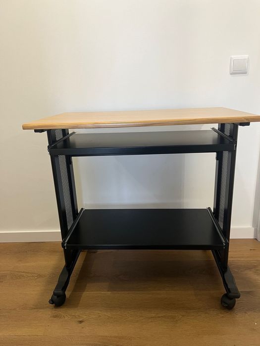 Secretária para computador e impressora.