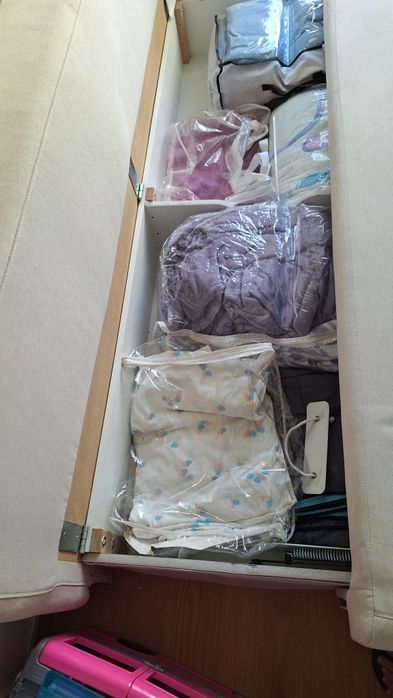 Sofá cama 3 lugares, com arrumação